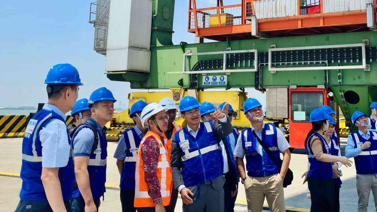 Saigon New Port mengunjungi TTL untuk belajar mengelola pelabuhan yang ramah lingkungan. (Foto: dok.Terminal Teluk Lamong)
