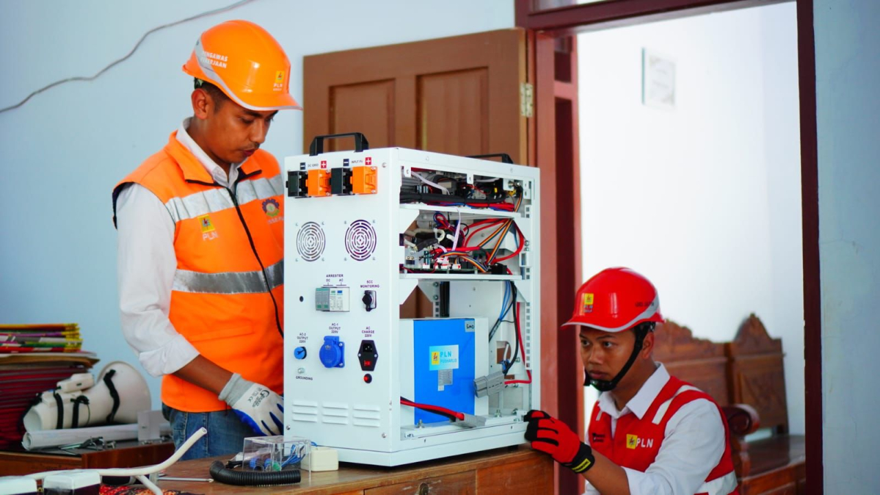 Melalui program SuperSUN, PLN berhasil merealisasikan penyalaan listrik berbasis Energi Baru Terbarukan (EBT) di SDN 8 Barurejo, Kecamatan Siliragung, Kabupaten Banyuwangi.
