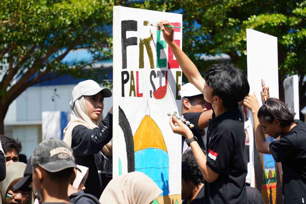 The Wall of Peace karya mahasiswa anyar UMSurabaya menjadi karya seni untuk menyuarakan perdamaian. (Foto: UMSurabaya)