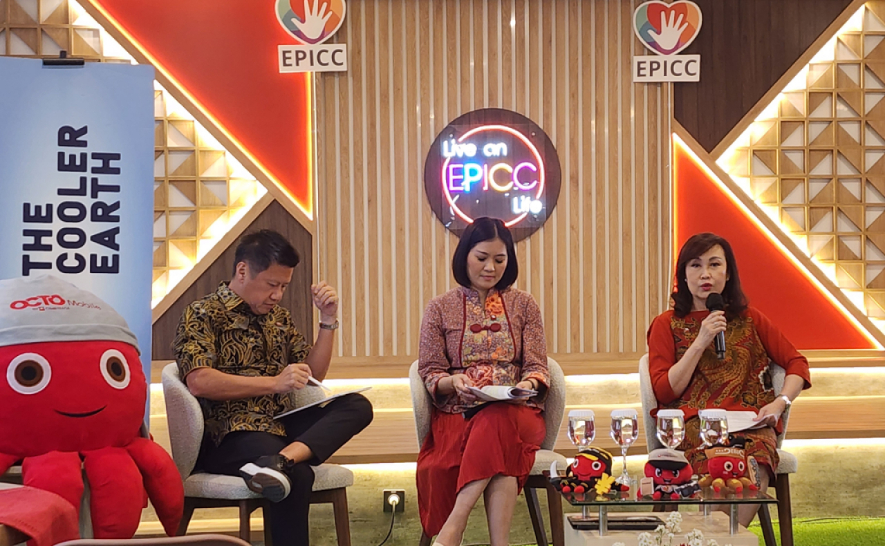 Presdir CIMB Niaga Lani Darmawan (kanan) dan Head of Region Jawa Timur CIMB Niaga, Rhena Octaria (tengah) saat Media Gathering di Surabaya, Kamis (9/10/2025). Foto : Peni Widarti