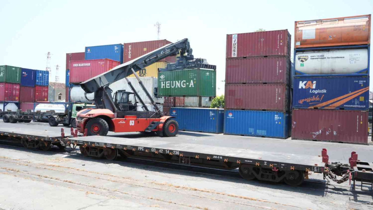 Catatan angkutan logistik KAI Daop 8 Surabaya melewati kinerja hingga September 2025. (Fot: dok. KAI Daop 8 Srabaya)