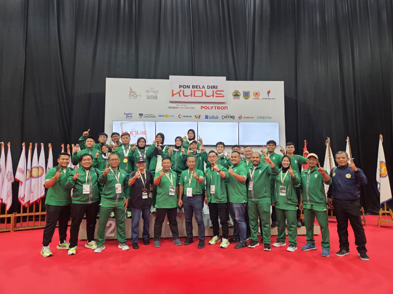 Jajaran Ju-jitsu Indonesia  Jatim lakukan foto bersama atlit dalam meraih prestasi diajang PON Kudus 2025