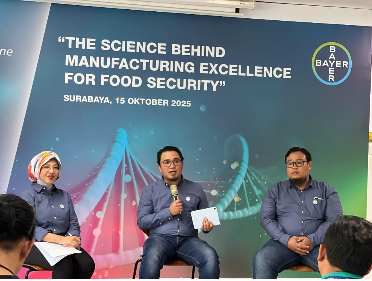 Sri Libri Kusnianti, Corporate Communication Manager Bayer Indonesia; Muhammad Zoel Akbar, Bayer Crop Science Site Lead Indonesia and Malaysia saat memberi pemaparan ( Foto : Istimewa )