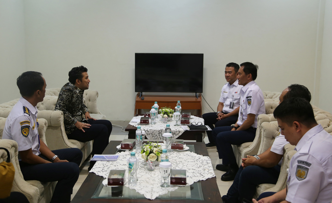 Wagub Jatim, Emil Dardak membahas angkutan antar-moda bersama Dirut KAI, Bobby Rasyidin.