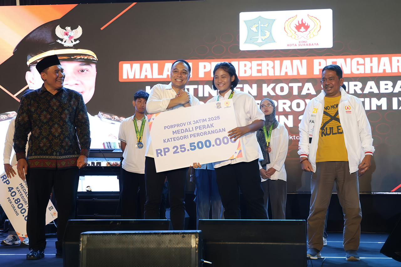 Wali Kota Surabaya, Eri Cahyadi menyerahkan bonus Porprov secara simbolis kepada atlet berprestasi. (Foto: dok.Kominfo Pemkot Surabaya)