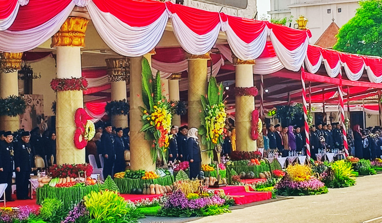 Gubernur Jawa Timur Khofifah Indar Parawansa memimpin Upacara Peringatan Hari Jadi ke-80 Provinsi Jawa Timur di Gedung Negara Grahadi Surabaya, Minggu (12/10/2025).