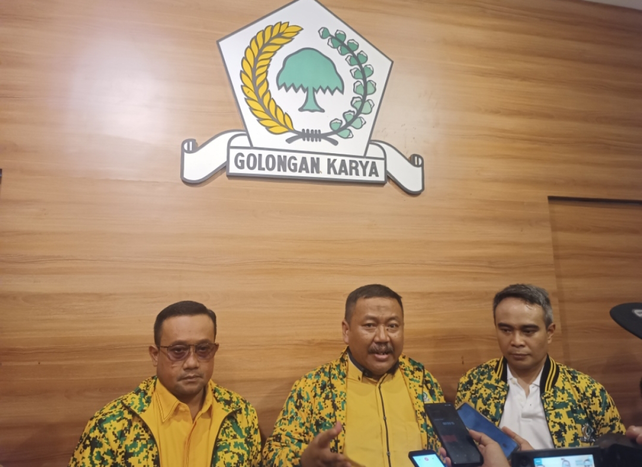 Ketua DPD Partai Golkar Jawa Timur, Ali Mufthi (tengah), didampingi Sekretaris DPD Golkar Jatim, dan Ketua Fraksi Golkar DPRD Jatim ( Foto : Jusnas.net )