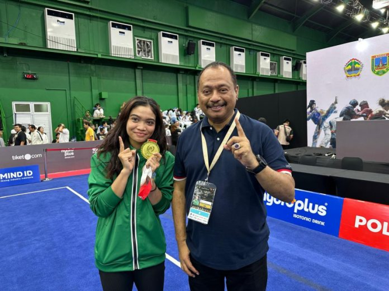 Ketua KONI Jatim, M Nabil memberikan apresiasi ke para atlet dan pelatih dari Jatim diajang PON Beladiri 2025 ( Foto : KONI Jatim )