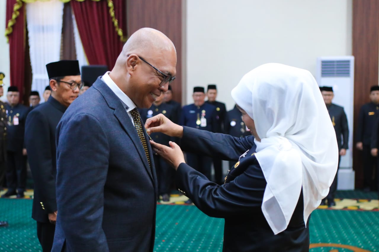 Ketua PWI Pusat Akhmad Munir menerima penghargaan dari gubenur Jatim ( Foto : istimewa )
