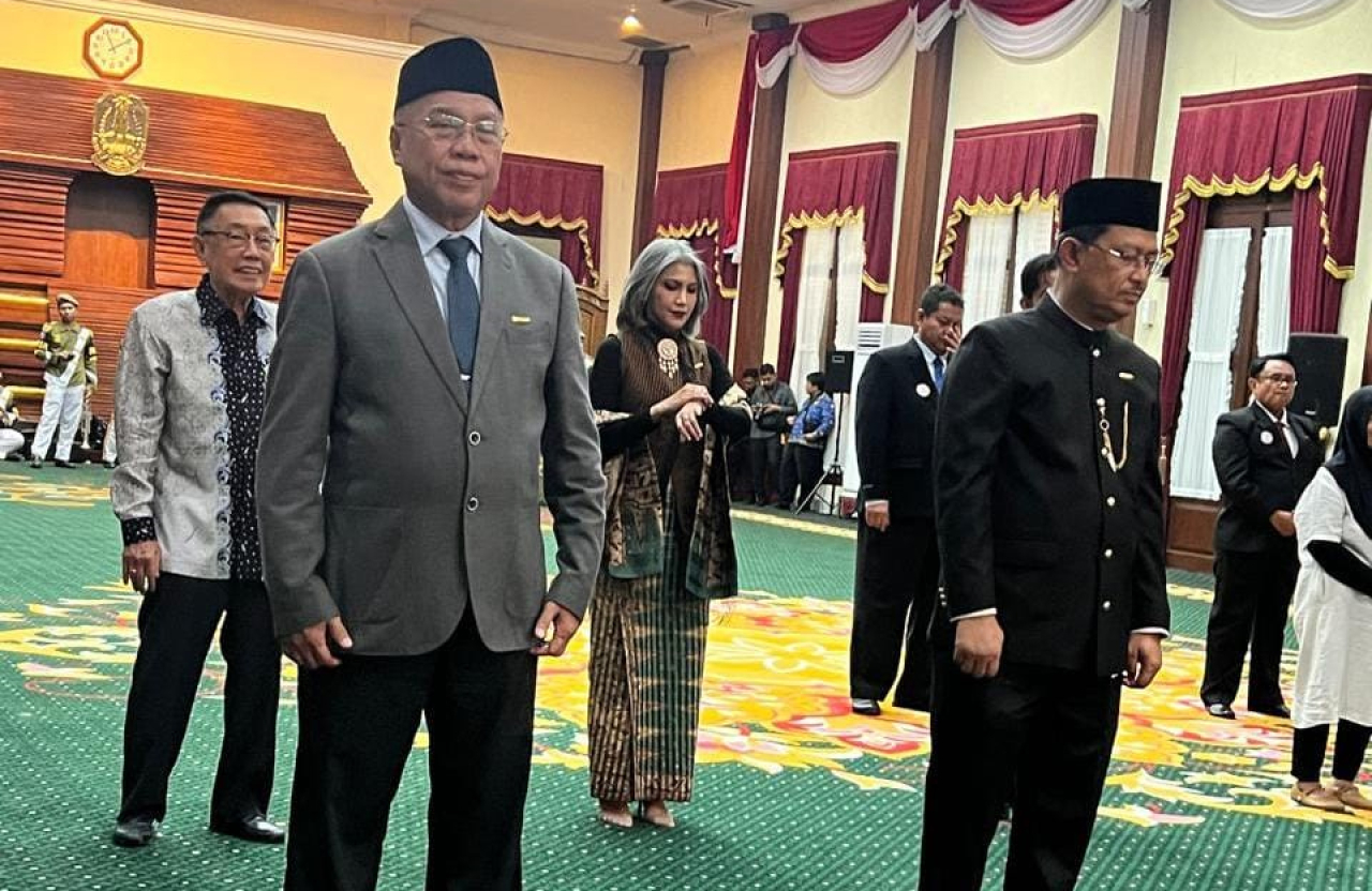 Ketua PW Muhammadiyah Jatim, Prof. Dr. dr. Sukadiono, MM, (kiri) menerima penghargaan lencana Jer Basuki Mawa Beya dari GUbernur Jatim, Khofifah Indar Parawansa. (Foto: dok.Muhammadiyah Jatim)