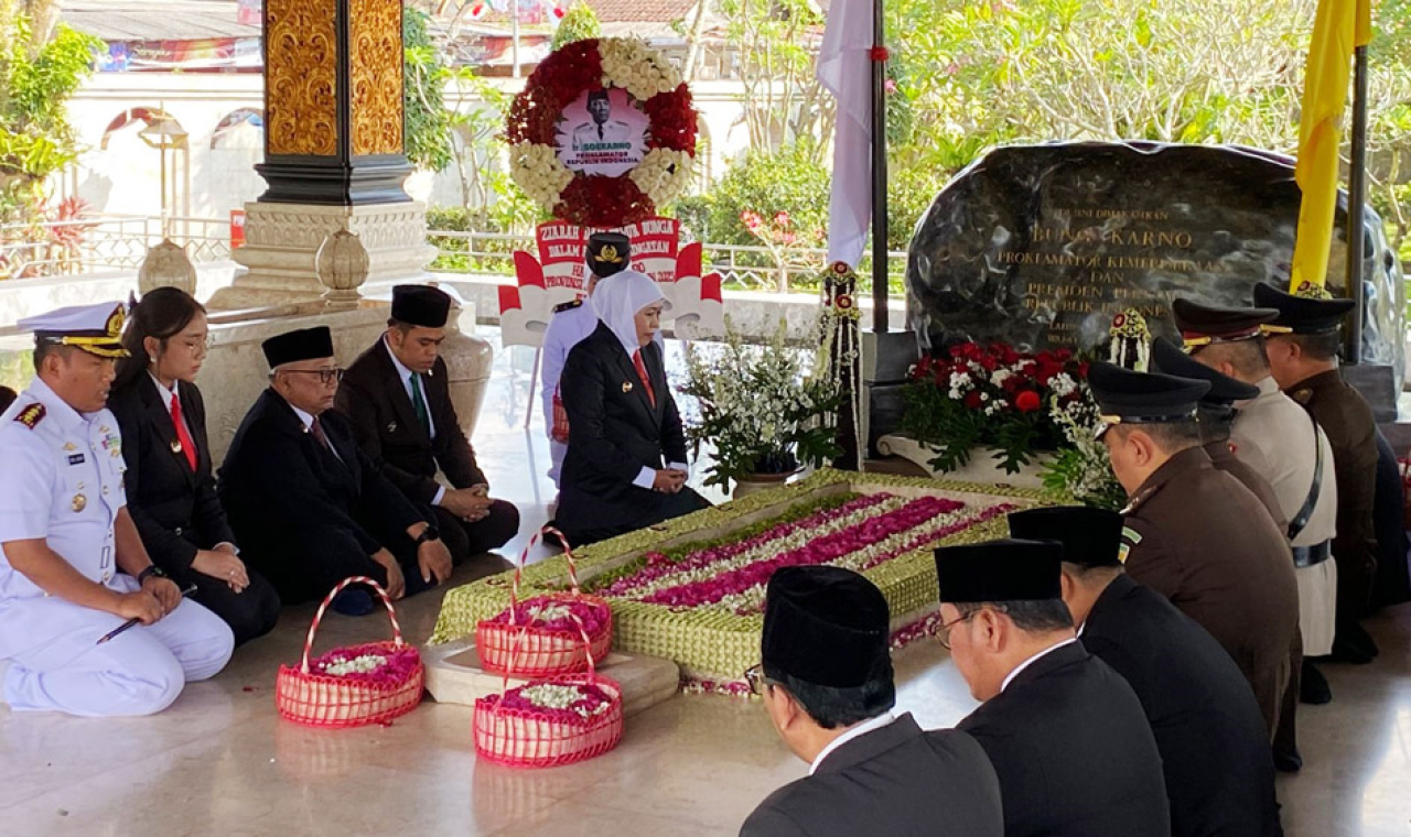 Gubernur Jawa Timur, Khofifah Indar Parawansa, memimpin langsung ziarah di Makam Bung karno, Rabu (8/10/2025).