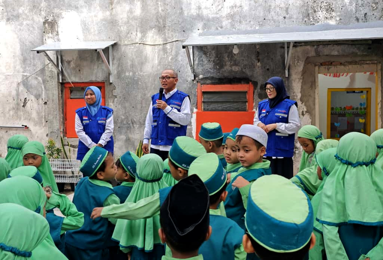 Direktur Operasi TPS, Noor Budiwan, menyerahkan bantuan kepada Yayasan Insan Mulia Cerdas sebagai komitmen terhadap dunia pendidikan. (Foto: dok.TPS)