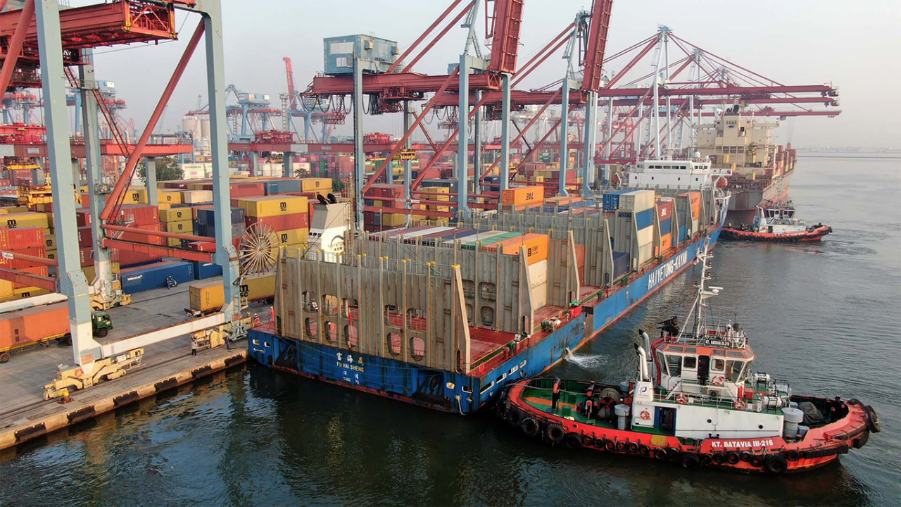 Sandarnya MV Fu Hai Sheng di IPC TPK menandai dibukanya adhoc service guna meningkatkan hubungan dagang Indonesia-China. (Foto: dok.IPC TPK)