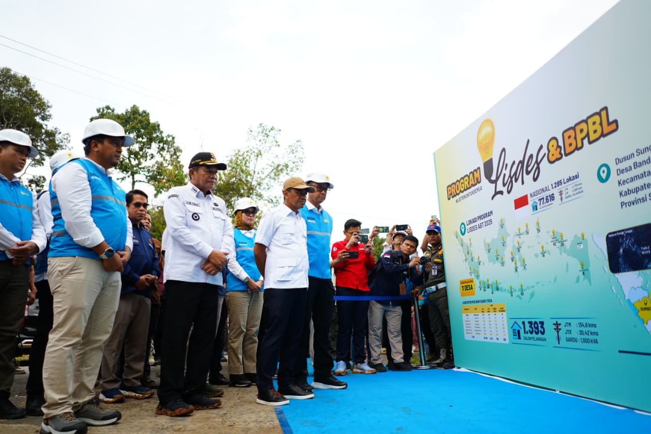 Menteri Energi dan Sumber Daya Mineral, Bahlil Lahadalia (kedua dari kanan) didampingi Bupati Musi Banyuasin, M. Toha Tohet (kedua dari kiri), Direktur Utama PLN, Darmawan Prasodjo (kanan).
