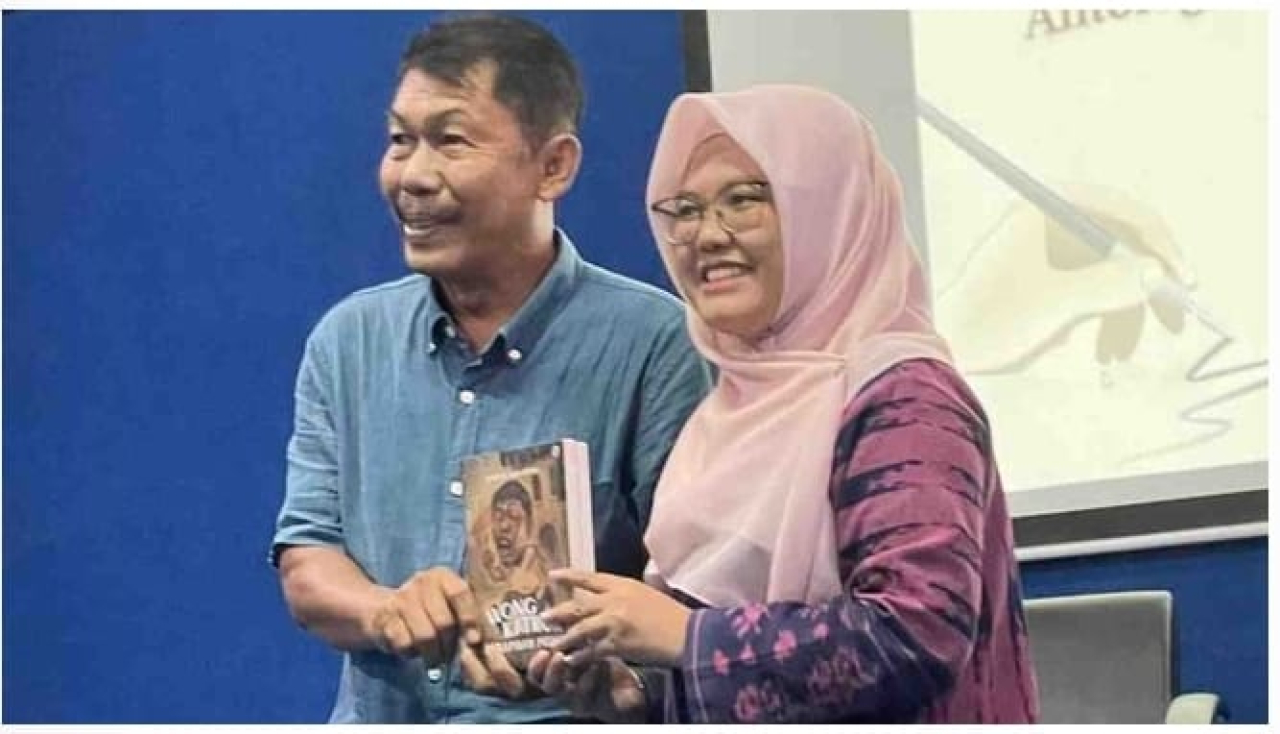 Sasetya Wilutama bersama Wakil Ketua Stikosa AWS, Yunita Indinabila, S.Kom, M.Med.Kom ( Foto : Rokimdakas for Jatimkini.com )