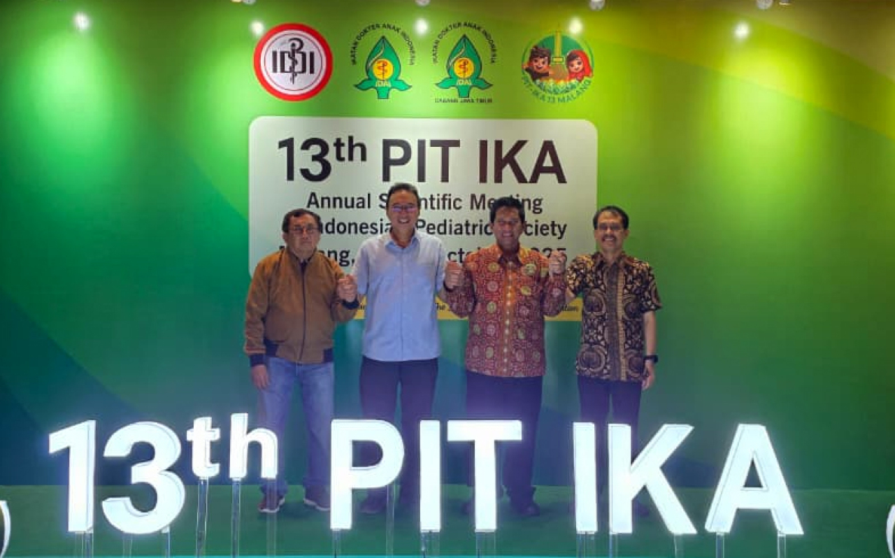 Ketua Panitia PIT Ke-13 IKA Dr Syamsul Arief, Sp.A(K), MARS (kiri) menyoroti perubahan lingkungan mengancam kesehatan dan tumbuh kembang anak. (Foto: dok.IDAI)