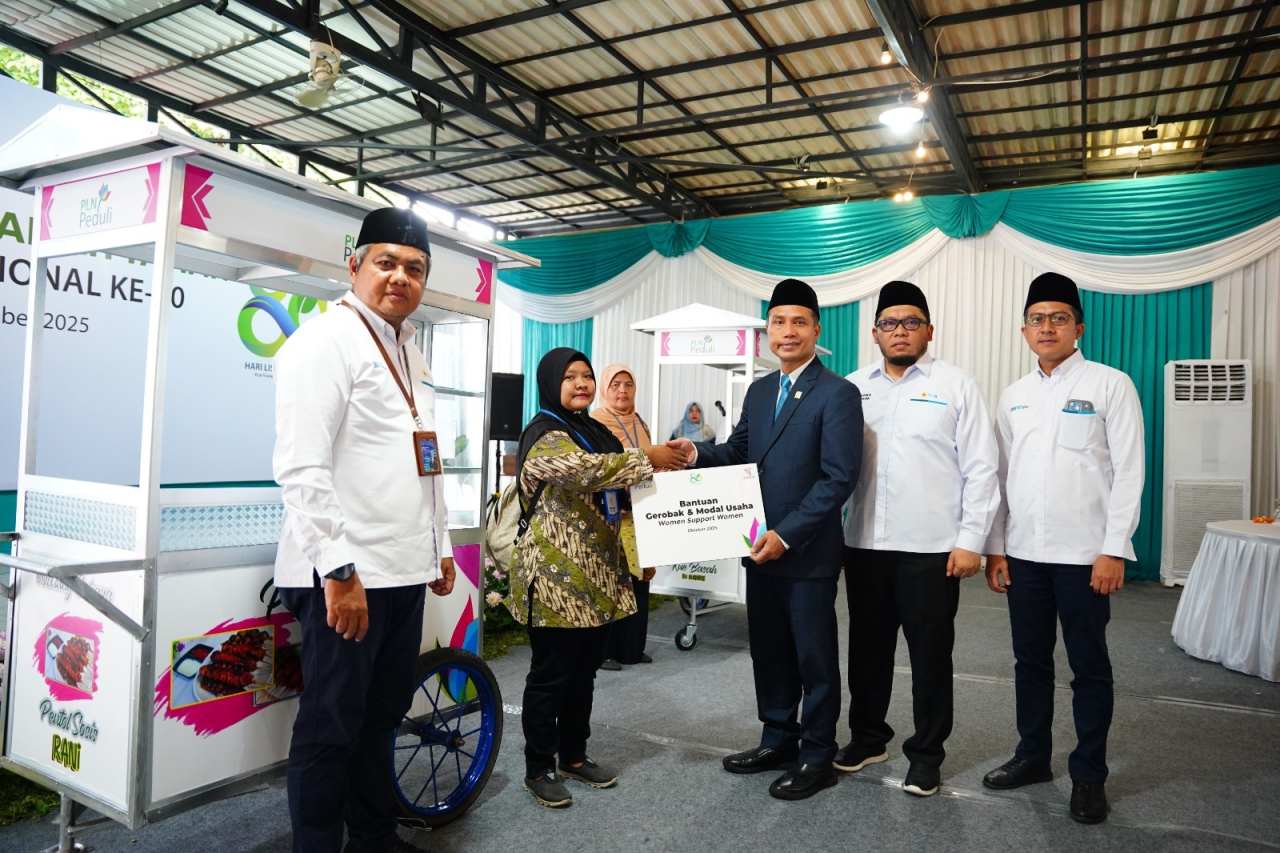 General Manager PLN UID Jawa Timur Ahmad Mustaqir menyerahkan bantuan gerobak dan modal usaha kepada penerima manfaat dalam program Women Support Women, Senin (27/10).