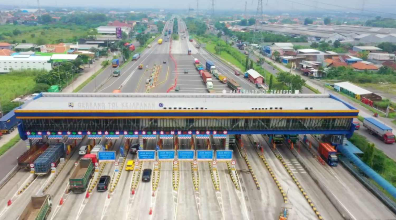 Tampak dari atas gerbang tol  di ruas jalan tol Surabaya - Gempol. Foto : JTT