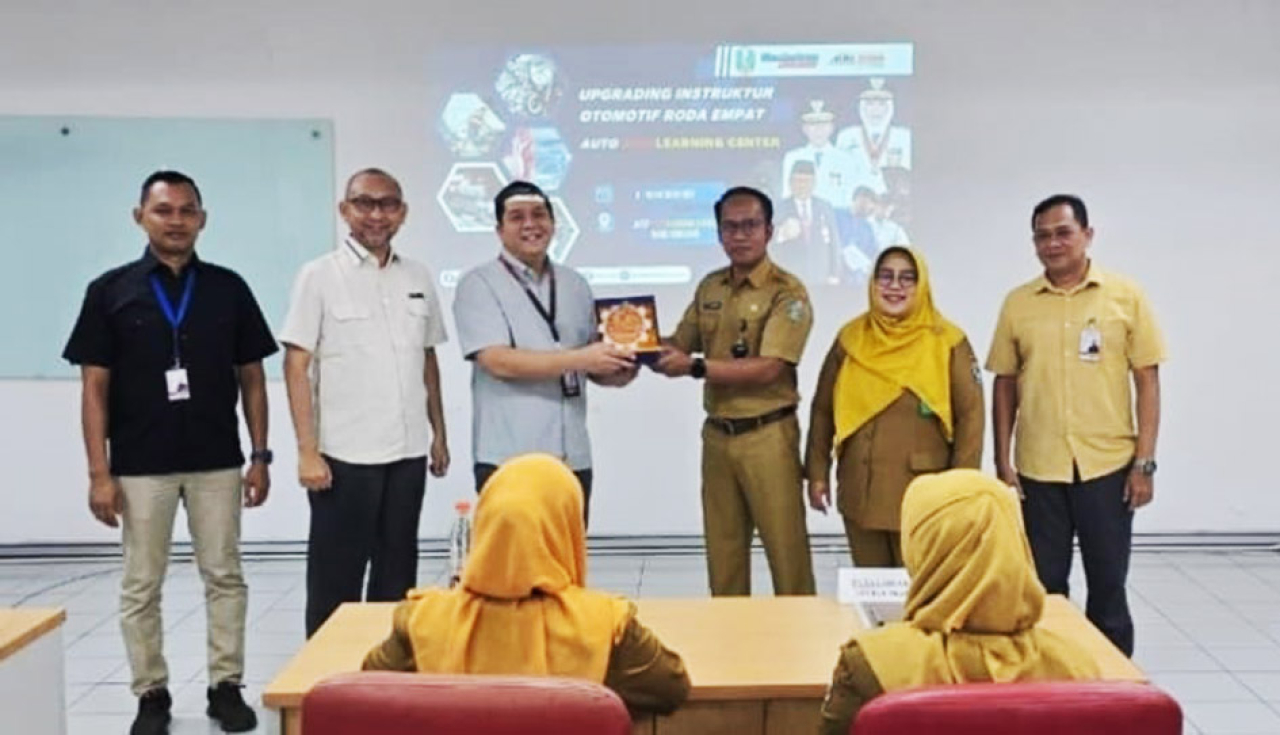 UPT Balai Latihan Kerja (BLK) di bawah naungan Disnakertrans Jatim berkolaborasi dengan Auto 2000 Learning Center Waru.