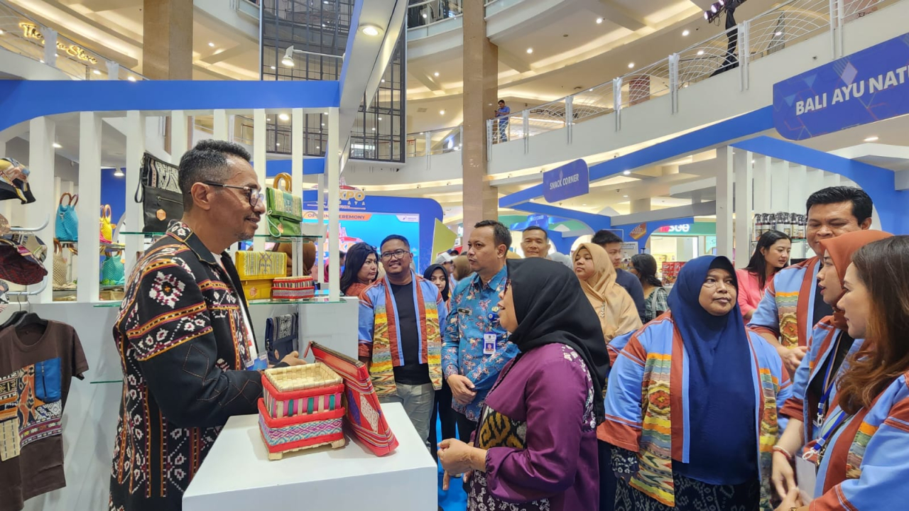 Kunjungan ke salah satu UMKM binaan Pertamina Patra Niaga Jatimbalinus dalam SMExpo Surabaya 2025. Foto : Peni Widarti
