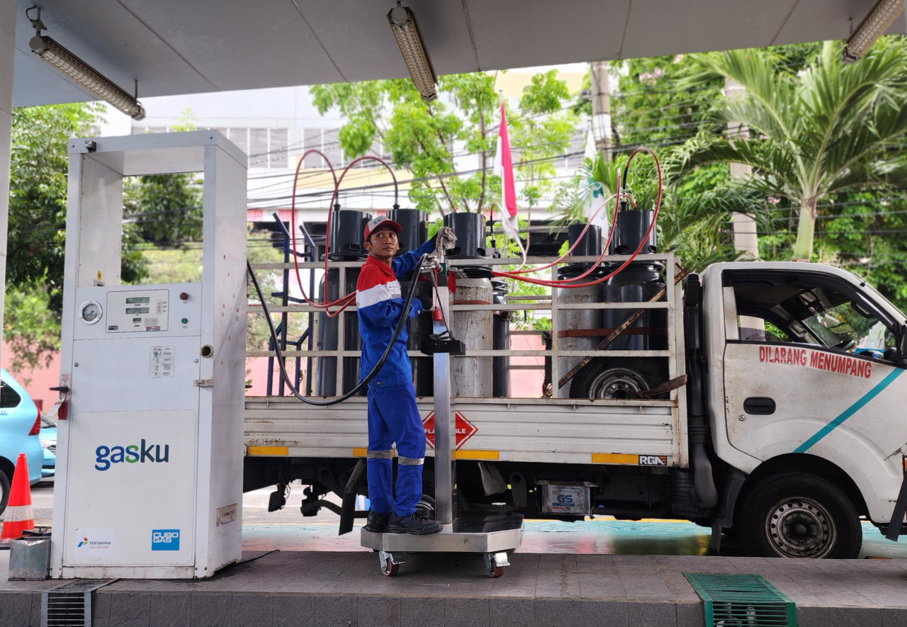 Petugas SPBG Ngagel Surabaya sedang mengisi gas ke dalam tabung di dalam bak truk untuk dikirim ke pelanggan sektor industri maupun hotel, kafe, restoran(horeka) pada Kamis (18/9/2025). Foto : Peni Widarti