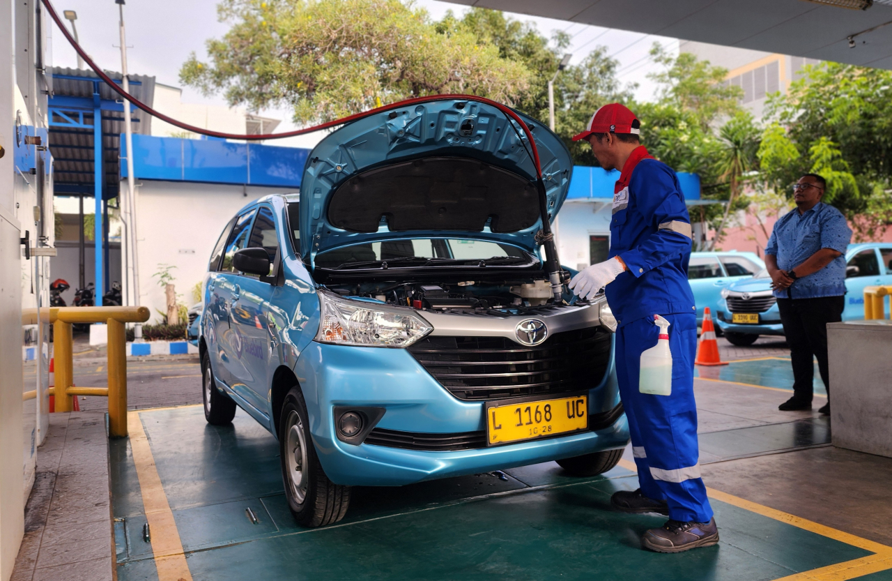 Petugas SPBG Ngagel Surabaya melayani pembelian BBG untuk taksi Blue Bird yang selama ini menjadi pelanggan tetap SPBG pada Kamis (18/9/2025). Foto : Peni Widarti