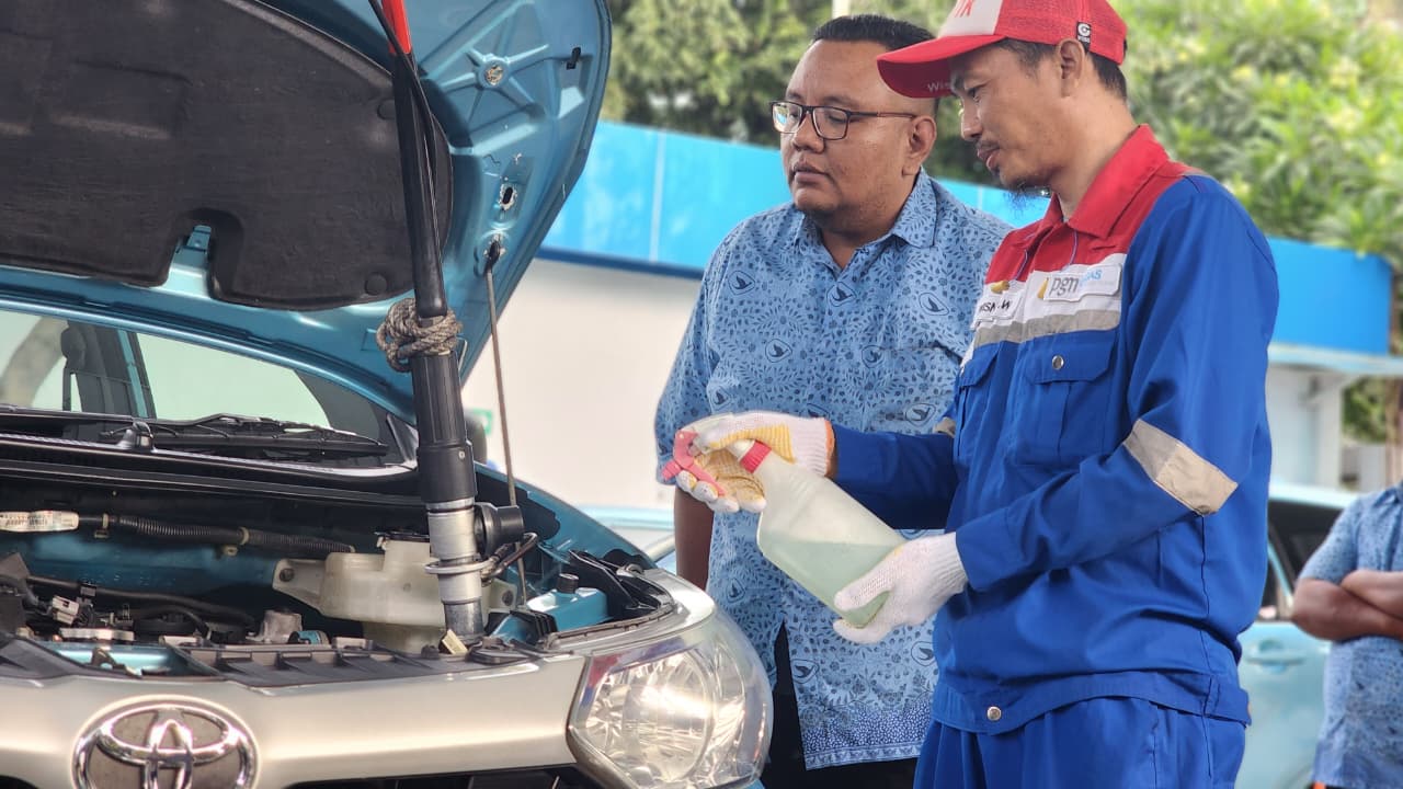 Pengemudi taksi BlueBird sedang menunggu layanan pengisian BBG di SPBG Ngagel Surabaya, Kamis (18/9/2025). Foto : Peni Widarti