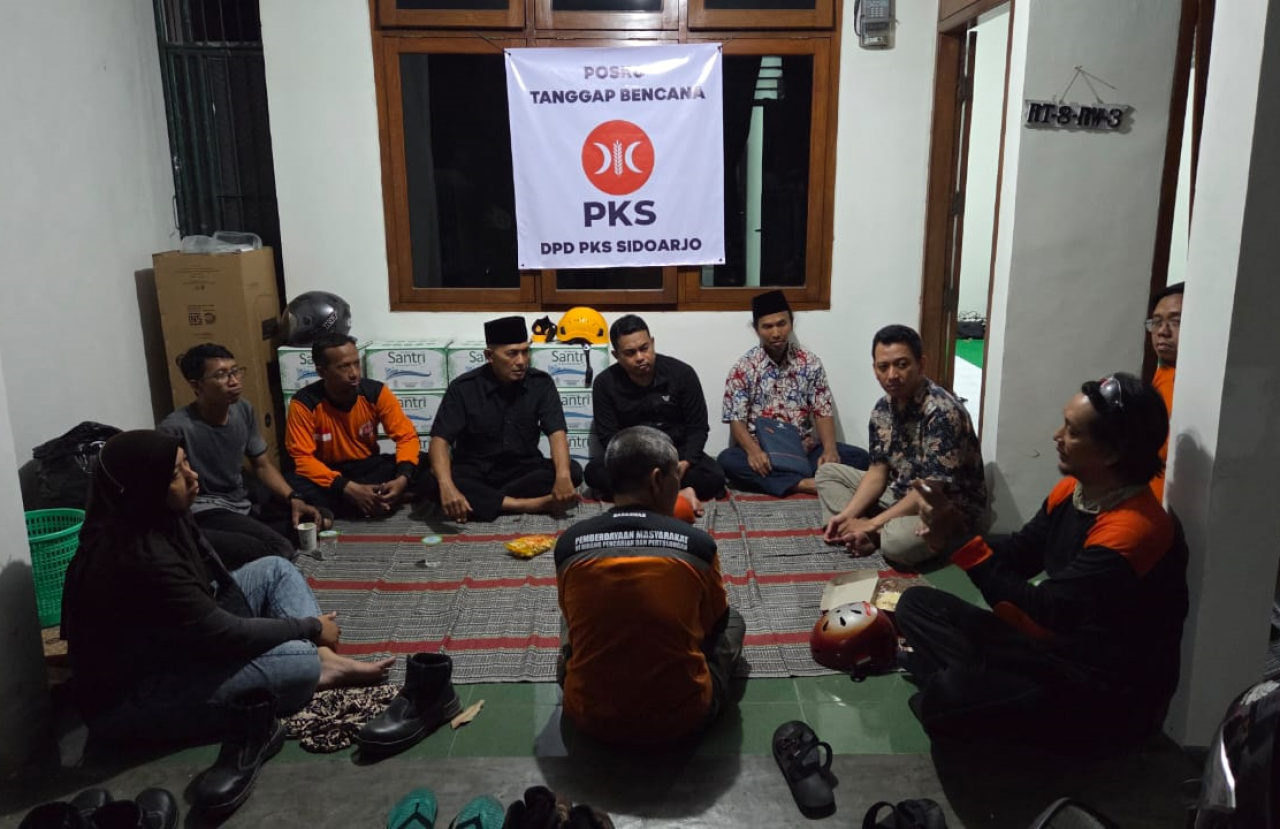 Tim relawan PKS berkomitmen memberi bantuan kepada korban runtuhnya gedung di Ponpes Al Khoziny, Sidoarjo. (Foto: dok.PKS Jatim)