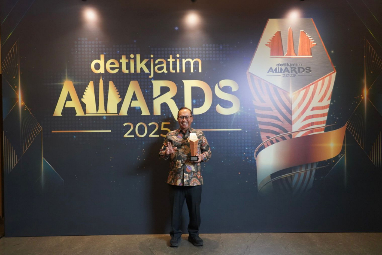 Bank Jatim saat menerima penghargaan dari Detikcom. Foto : Bank Jatim