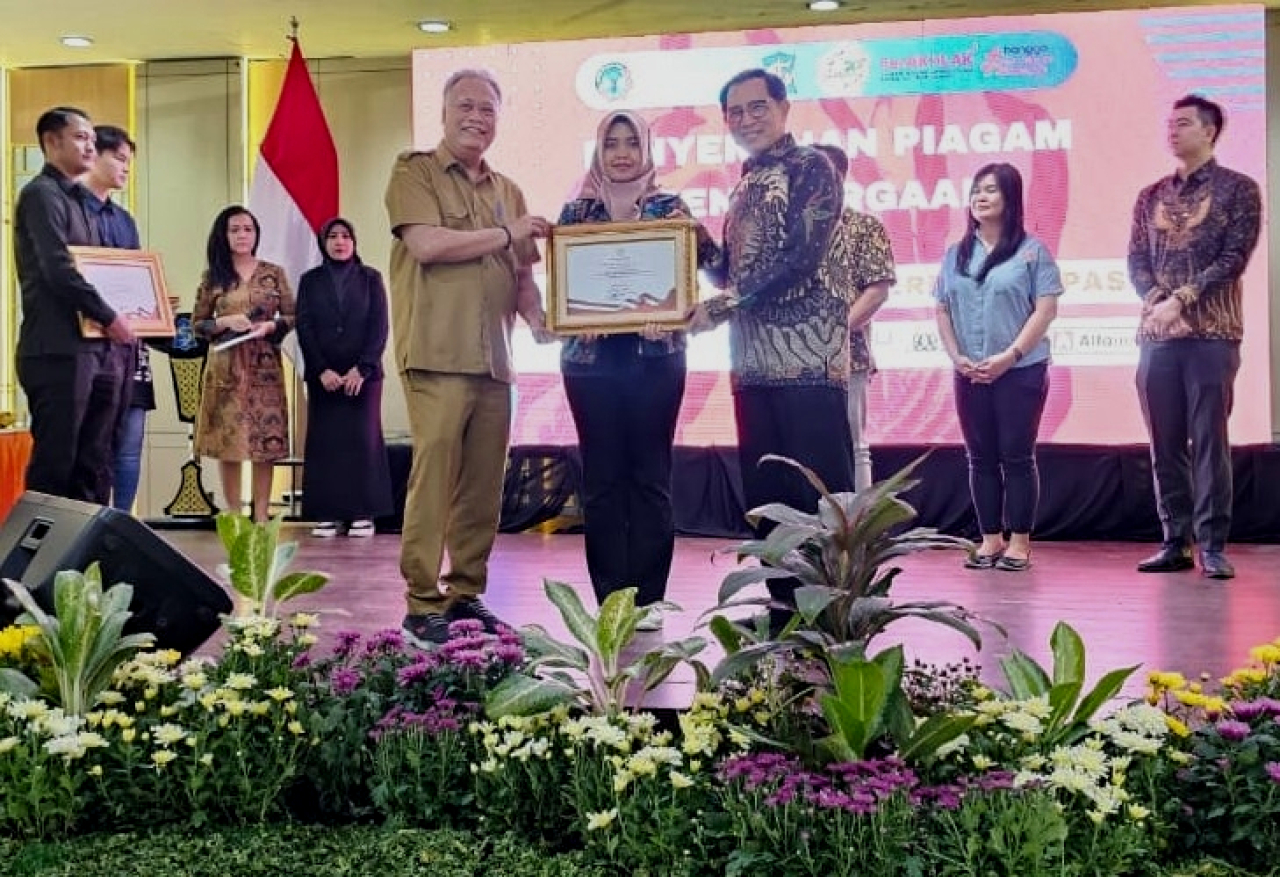 FIF Group menerima penghargaan dari Pemprov Jatim dan Pemkot Surabaya. Foto : FIF Group