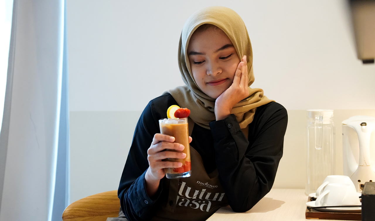 Berry Fit Latte persembahan Kopi Tutur Rasa suguhan dari barista istimewa di Midtown Hotel Surabaya. Foto: dok.Midtown Hotel.