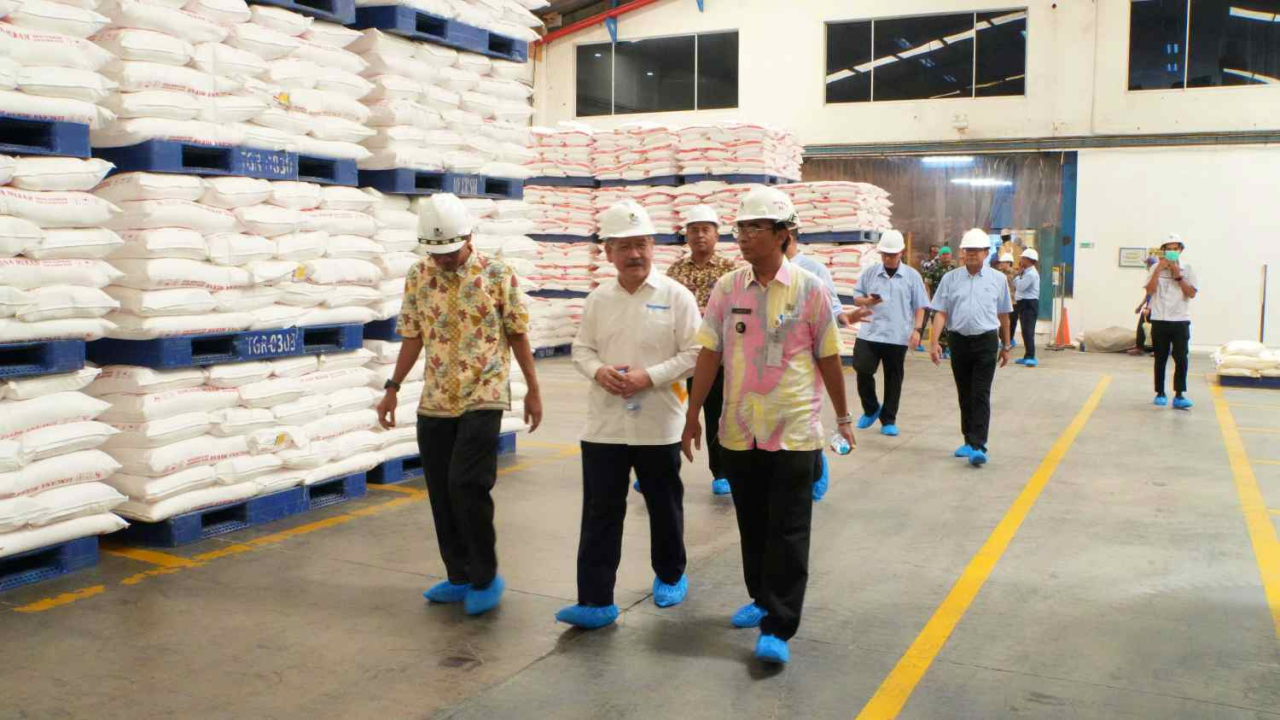 Jajaran divisi Bogasari meninjau gudang penyimpanan tepung di Pabrik Tangerang. Foto : Bogasari