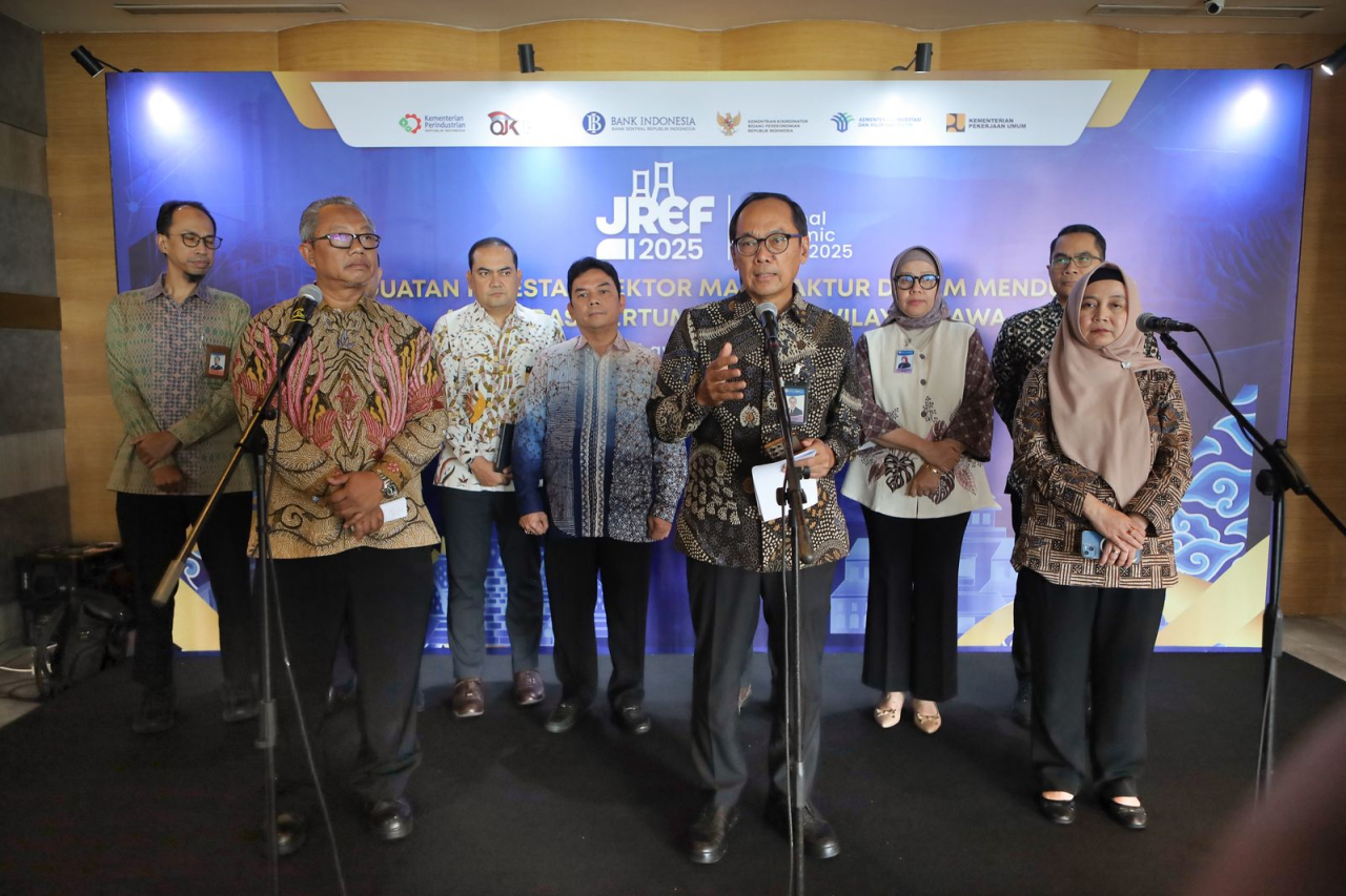 Kepala Perwakilan Bank Indonesia Provinsi Jawa Timur, Ibrahim (tengah) dalam Java Regional Economics Forum (JREF) Tahun 2025. Foto : BI