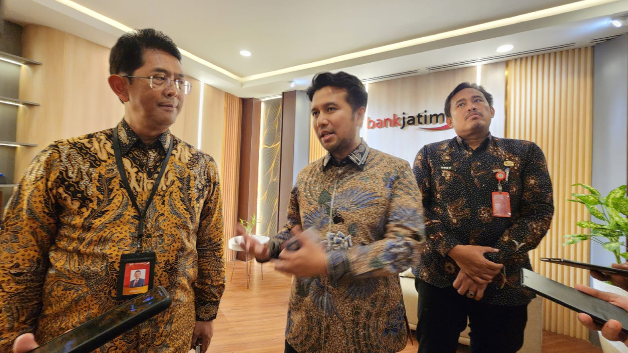 Dirut Bank Jatim Winardi Legowo (kiri) dan Wagub Jatim Emil Dardak (tengah) diwawancari sejumlah media di Surabaya usai workshop IIFS, Selasa (4/11/2025). Foto : Peni Widarti