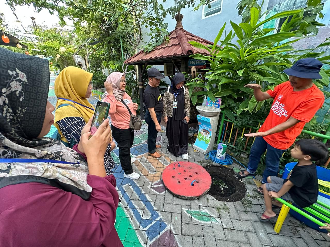 Rombongan dari  Pemerintah Desa Mantingan, Kecamatan Bulu, Kabupaten Rembang, Jawa Tengah, melakukan studi pembelajaran soal sampah
