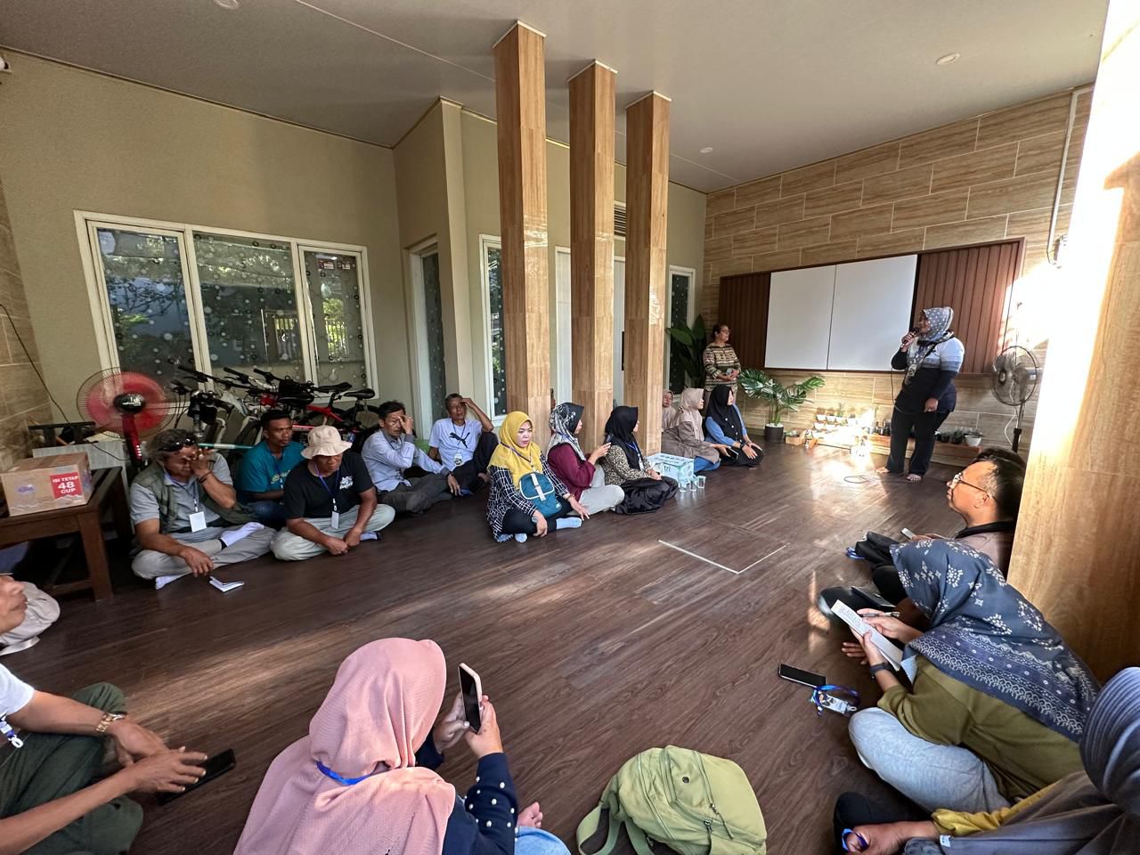Kampung Edukasi Sampah, Sekardangan, Sidoarjo kembali jadi bahan studi pembelajaran oleh Pemerintah Desa Mantingan, Jateng ( Foto : Istimewa )