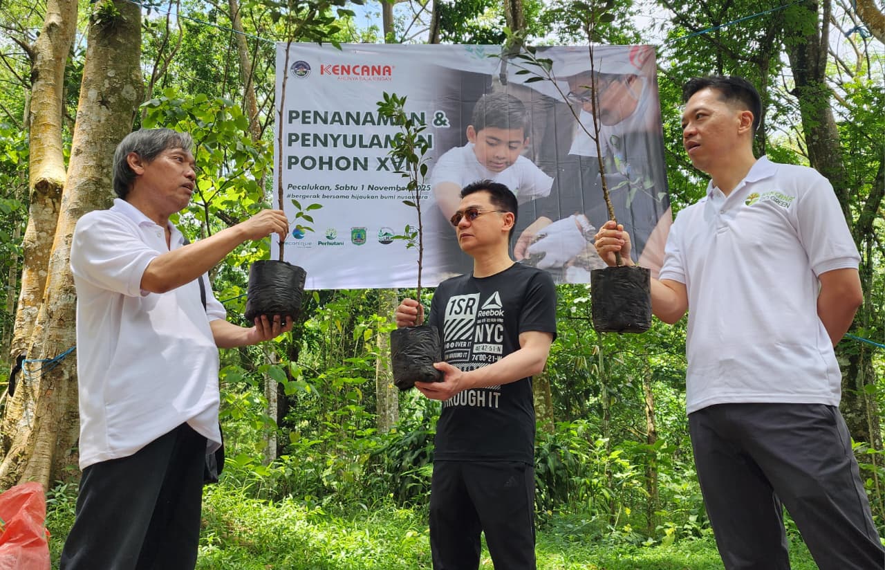 CEO Kencana Group Henry Setiawan (tengah) sedang berbicang di sela-sela aksi penanaman pohon bertajuk Kencana Go Green di Lereng Gunung Welirang, Sabtu (1/11/2025). Foto : Peni Widarti