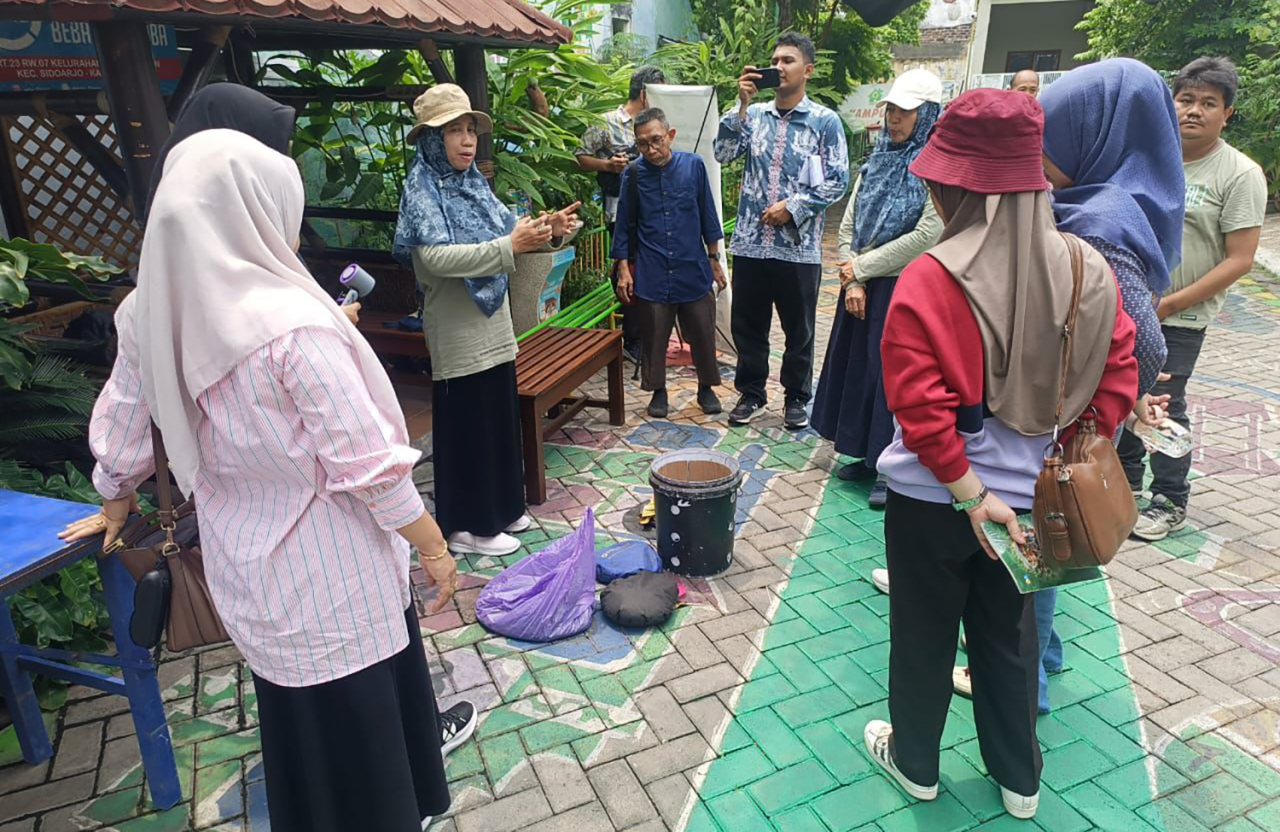 DLH Penajam Paser, Kaltim belajar mengelola lingkungan dari Kampung Edukasi Sampah di Sidoarjo. (Foto: dok.KES)