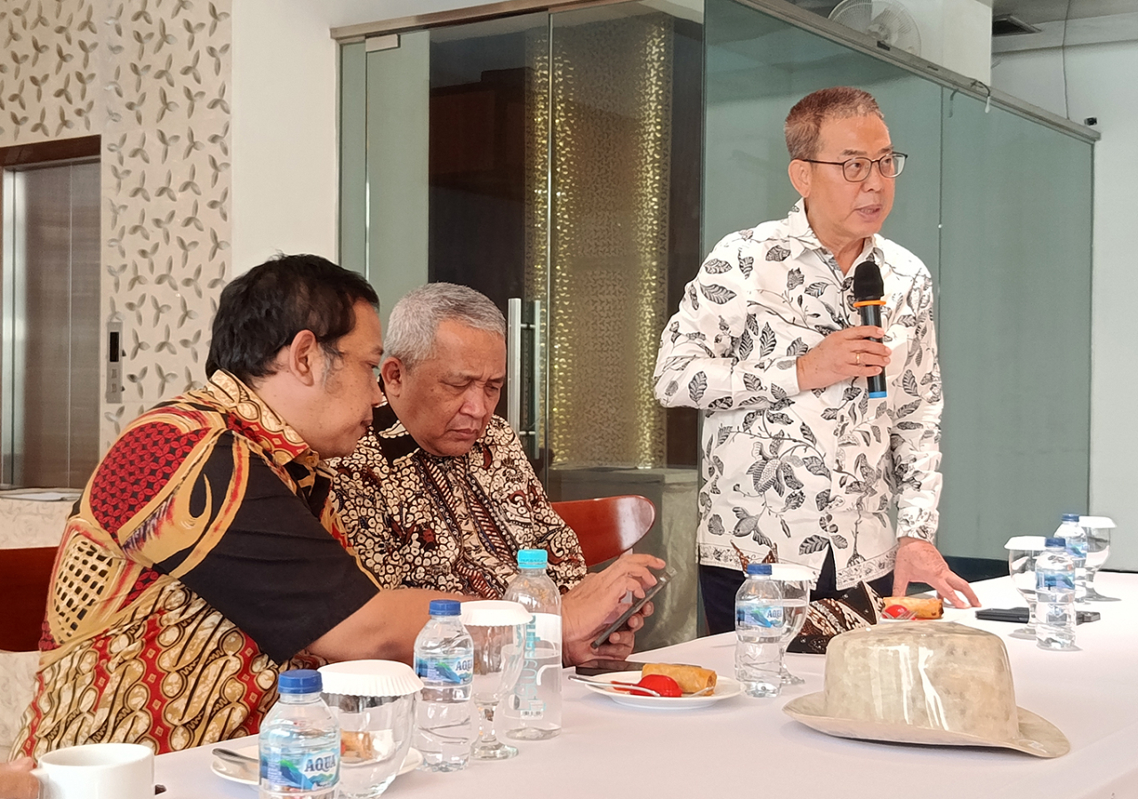 Ketu HIMKI Jatim, Peter S. Tjioe (berdiri) mendorong anggotanya meningkatkan daya saing yang didukung Kemenperin untuk menghadapi gempuran produk asing. (Foto: dok.HIMKI Jatim)