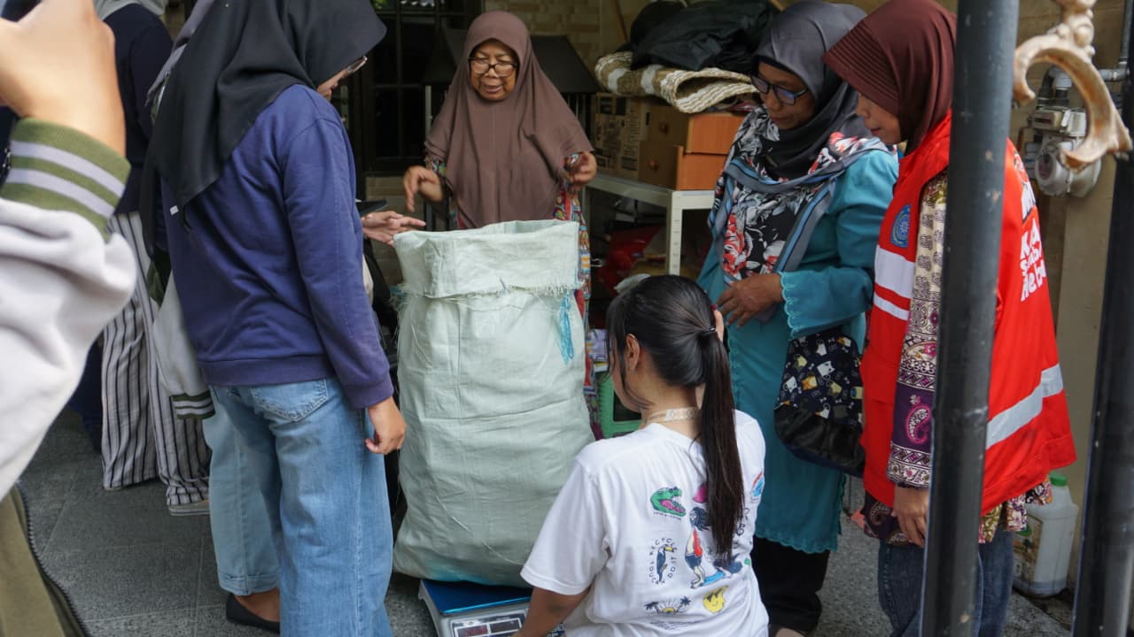 Mahasiswa Kelompok 10 Kuliah Kerja Nyata (KKN) UPN “Veteran” Jawa Timur melaksanakan serangkaian kegiatan yang berfokus pada peningkatan kesadaran dan praktik pengelolaan sampah  ( Foto : UPN )