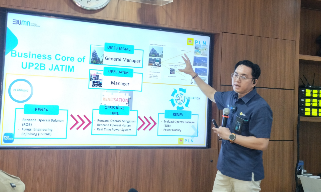 Manager PLN UP2B Jawa Timur, Ahmad Murdani, memaparkan peran UP2B dalam menjaga keandalan sistem kelistrikan Jawa Timur.