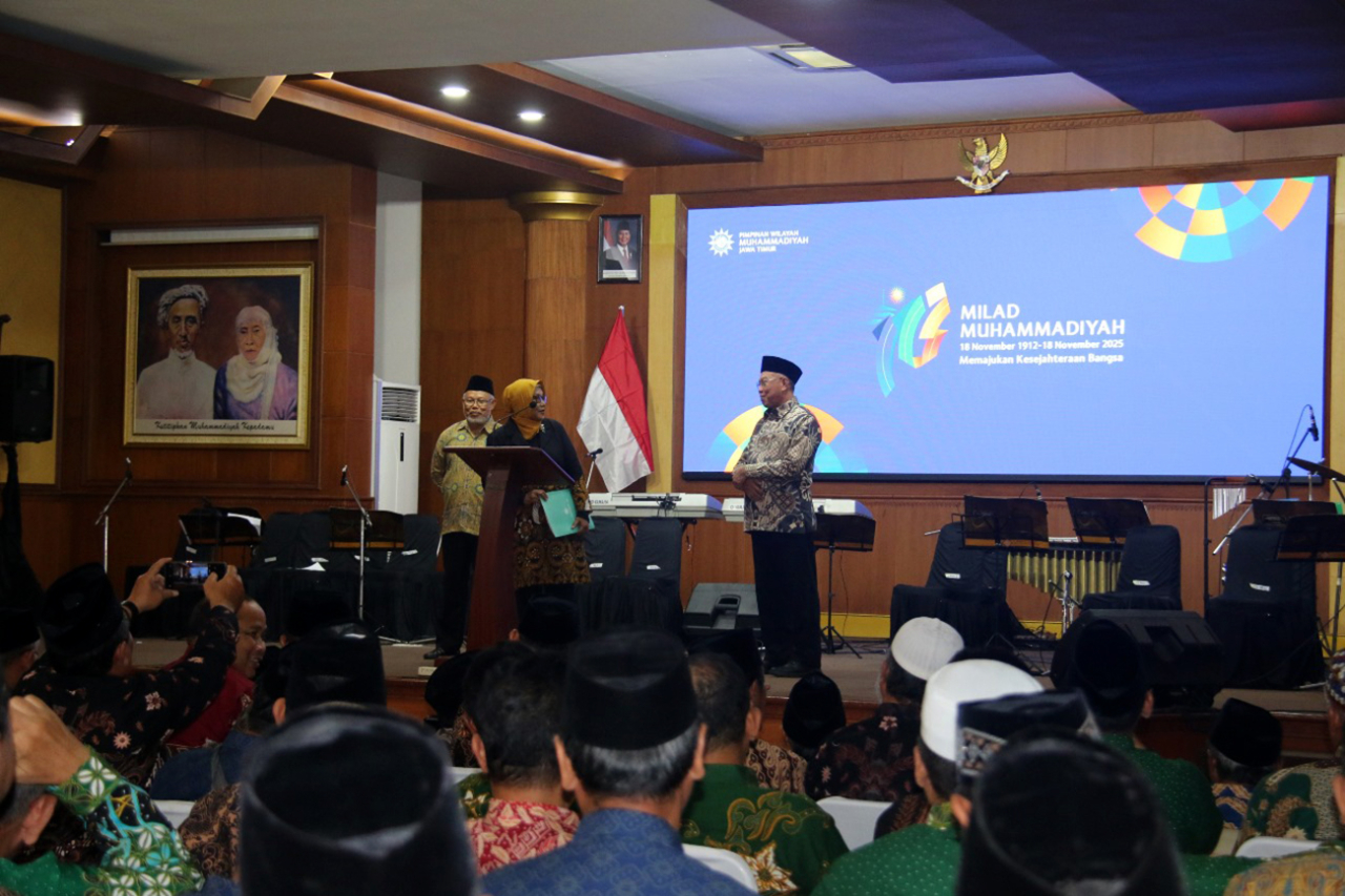 Ketua PW Muhammadiyah Jatim, Sukadiono (kanan) membeikan