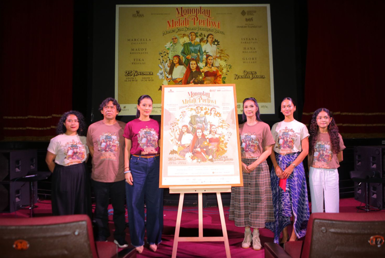 Marcella Zalianty (tiga dari kiri) mengisahkan pentingnya mengenang kembali enam pahlawan perempuan dalam panggung monoplay.. (foto: dok.Keana Production)