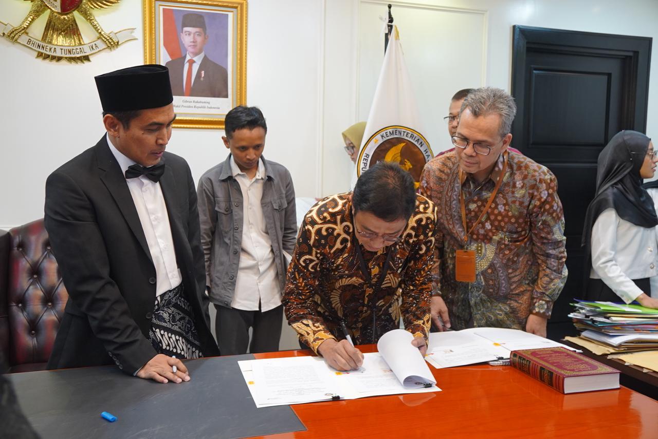 Prosesi penandatanganan MoU Bank Jatim dengan Kementerian dan Umrah RI. Foto : Bank Jatim