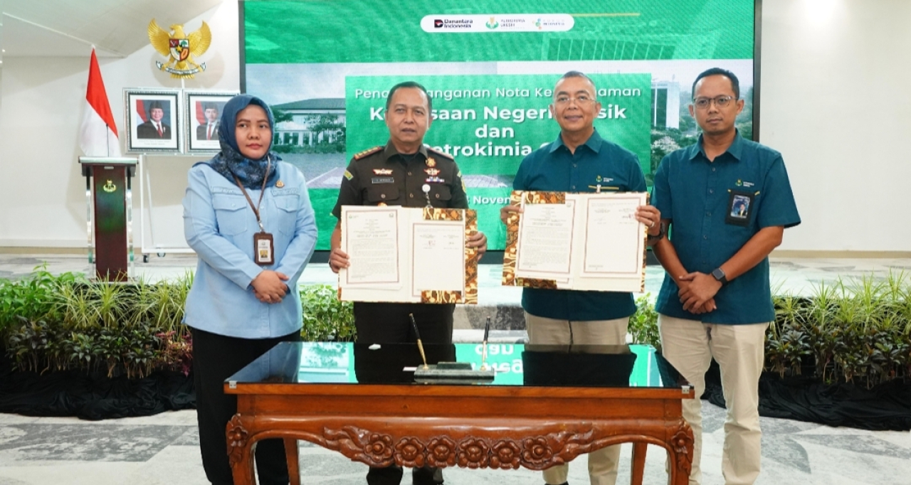 Direktur Manajemen Risiko PG, Johanes Barus dan Kejari Gresik, Yanuar Utomo usai menandatangani Nota Kesepahaman untuk mengoptimalisasi GCG.