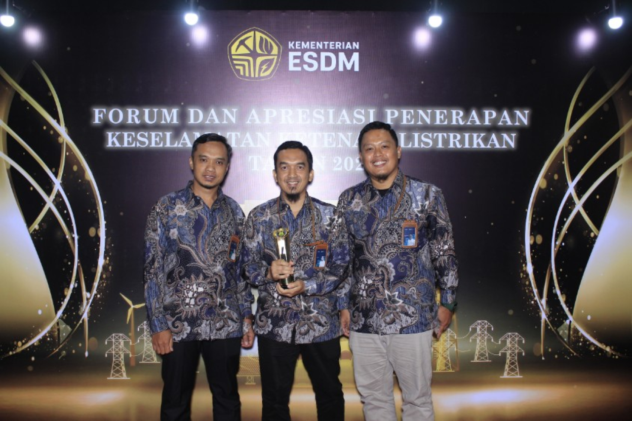 PLN NP UP Brantas raih penghargaan Best Report Sistem Manajemen Keselamatan Ketenagalistrikan (SMK2). Foto: Dok. PLN NP UP Brantas