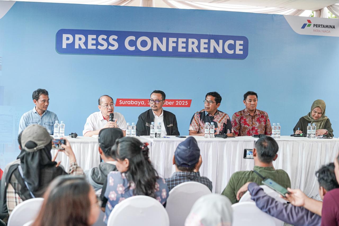 Direktur Utama Pertamina Patra Niaga, Mars Ega Legowo Putra (ketiga kiri) saat menggelar press conference di Surabaya. Foto : Pertamina