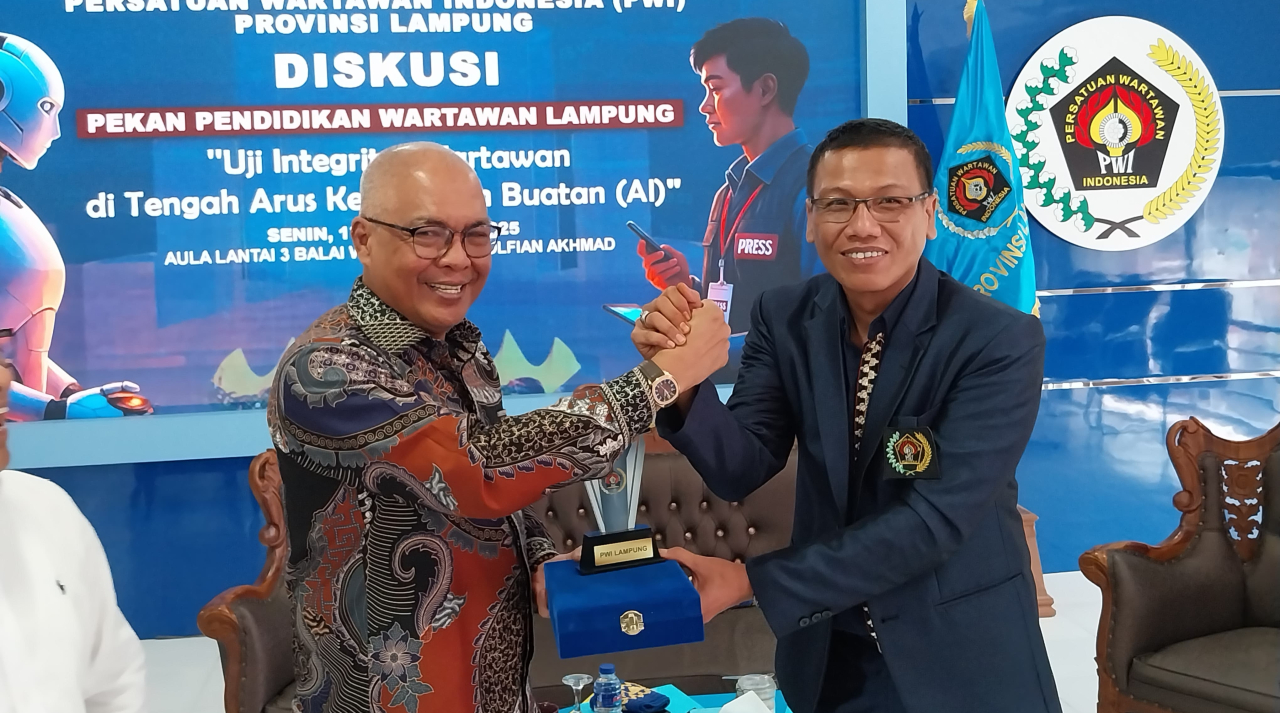 Ketua PWI Pusat Akhmad Munir bersama Ketua PWI Lampung Wirahadinumah.
