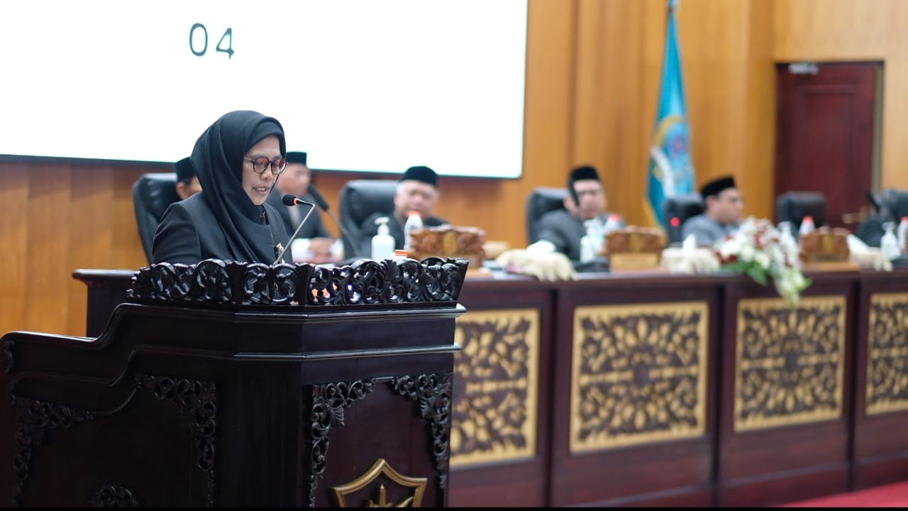 uru bicara Fraksi PKS Surabaya  Aning Rahmawati menyampaikan terkai Raperda di dewan kota Surabaya ( Foto : Istimemewa )