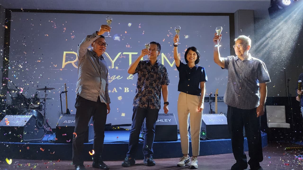 Grand opening RHYTHM Lounge & Bar yang dikembangkan Grand Whiz Hotel Praxis Surabaya. Foto : Peni Widarti